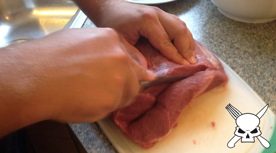 Aus dem Kalbsfleisch schneidet man schön dünne Kalbsschnitzel.